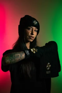 Streetwear trends 2026 by The 10/10 Boys featuring a model in black beanie, gloves and scarf with premium streetwear styling