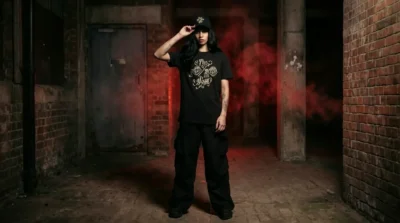 Dark streetwear outfit by The 10/10 Boys with black t-shirt, cap and wide-leg trousers