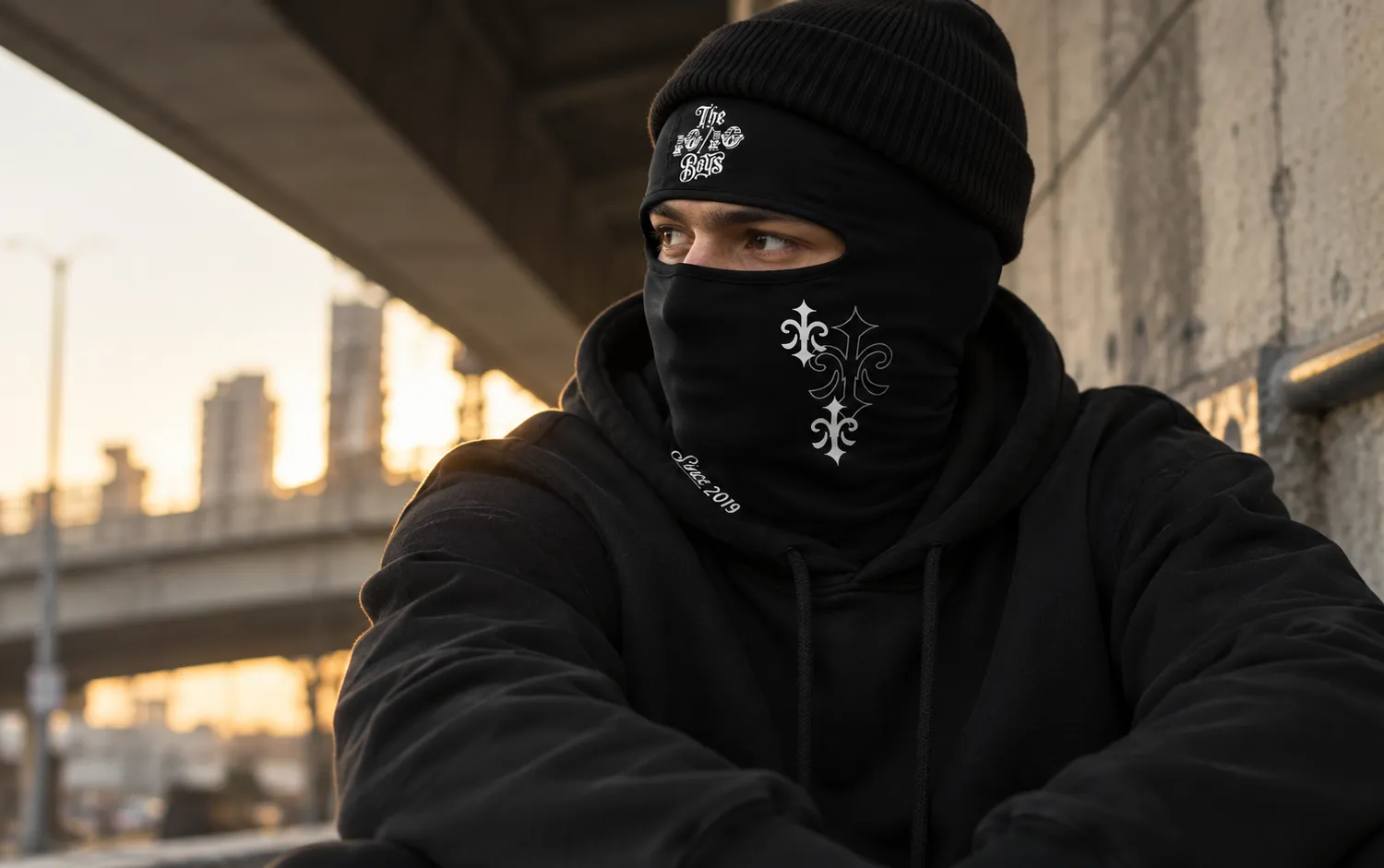 How to wear a balaclava under a beanie: The 10/10 Boys Bally 02 black balaclava with a black ribbed beanie and hoodie